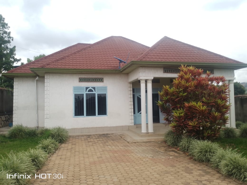 Modern House for Rent in Ruyenzi